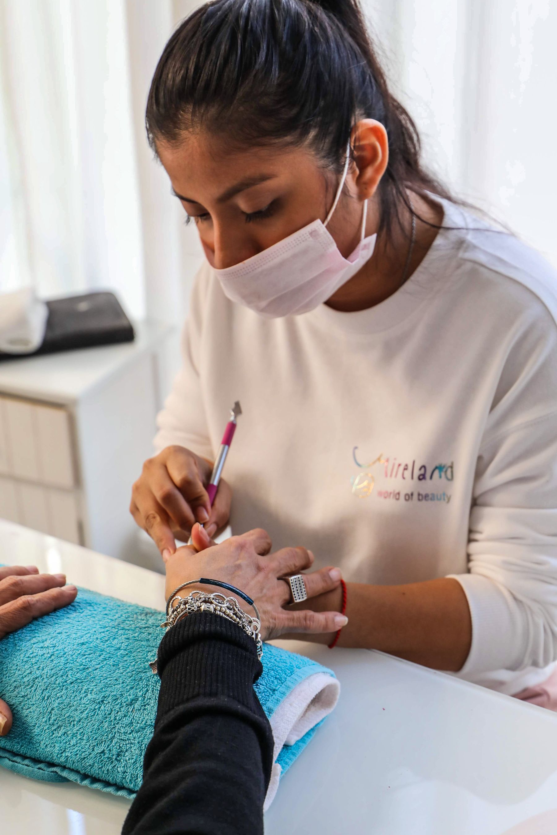 Nageldesignerin bei einer professionellen Maniküre